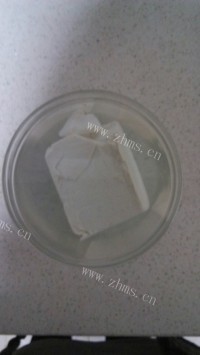 色泽鲜亮的鲫鱼豆腐汤做法图解2)