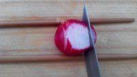 鲜美可口的樱桃萝卜花的做法图解三