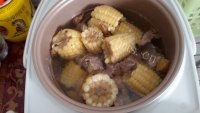 美味的玉米排骨汤做法图解7)