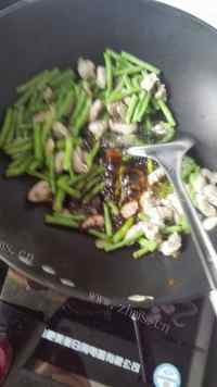 香喷喷的豆角烧肉做法图解9)