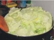 开胃的腊肉炒手撕包菜做法图解5)