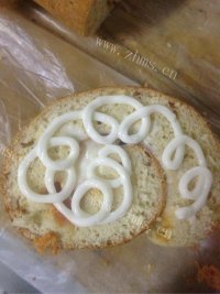 喷香的肉松面包卷做法图解6)