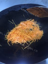 美味的胡萝卜土豆丝做法图解3)