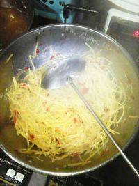 食欲满满的酸辣土豆丝做法图解4)