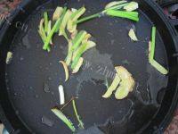 营养丰富的香菇豆腐鲫鱼汤做法图解4)