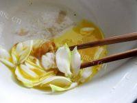 美味栀子花鸡肉丝蛋花汤做法图解5)