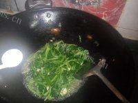 家常菜蒜蓉炒菠菜做法图解6)