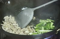 营养丰富的芹菜肉丝做法图解4)