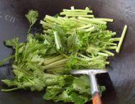 芹菜炒腊肠做法图解5)