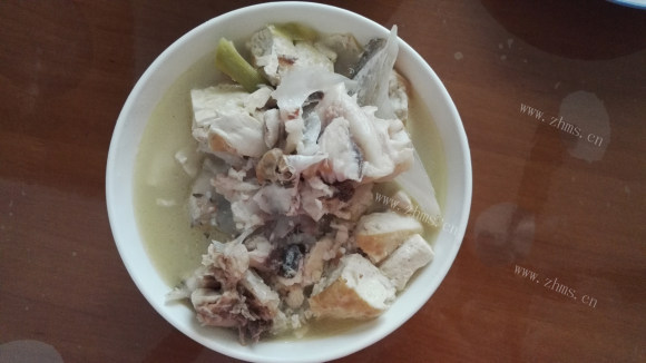 诱人的鱼头豆腐汤