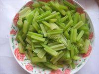 家常菜芹菜炒土豆片做法图解3)