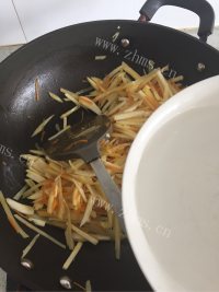 色香味俱全的炒土豆丝做法图解4)