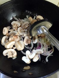 美味法式奶油蘑菇汤做法图解5)