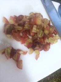 好吃的自制酸奶葡萄冰棍做法图解2)