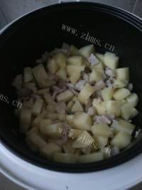 不错的土豆红萝卜饭做法图解4)