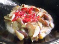美味的腊肠炒茄子做法图解7)