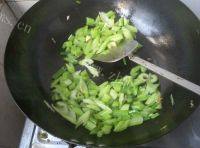 家常菜芹菜肉片做法图解5)