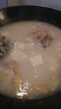 口感极佳的鱼头豆腐汤做法图解6)