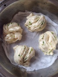 自制葱香花卷做法图解9)