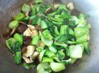 家常菜香菇炒油菜做法图解6)