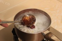 美味的雪蛤桃胶银耳羹做法图解5)