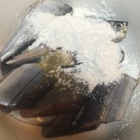  美味可口的五香秋刀鱼做法图解2)