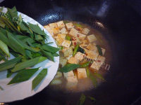 家常菜蒜苗烧豆腐做法图解11)