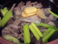 「美味可口」牛肉炖土豆做法图解5)