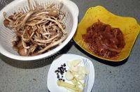 家常菜茶树菇炒肉片做法图解3)