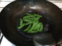 家常荷兰豆炒鲍片做法图解9)