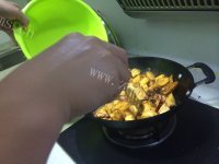 唇齿留香的土豆烧肉做法图解6)