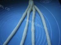 美丽的酸奶辫子面包做法图解8)