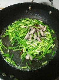 美味蒜薹炒五花肉丝做法图解3)