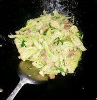 家常菜肉片炒菜花