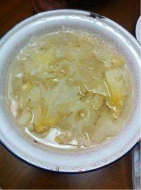 美味的银耳百合汤做法图解1)