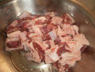 简易牛肉炖土豆柿子做法图解1)