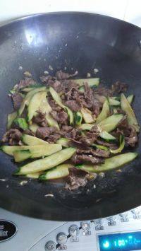 家常菜青瓜炒牛肉