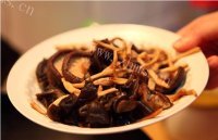 美味的冬菇焖鸡做法图解2)