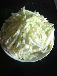 家常菜爆炒圆白菜做法图解2)