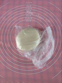 裙边蘑菇鲜虾披萨做法图解10)