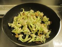 家常菜干煸菜花做法图解5)