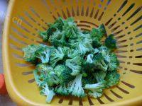 香美可口的西兰花炒虾仁做法图解1)
