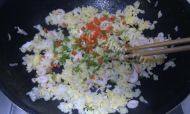 简易版虾仁蛋炒饭做法图解6)