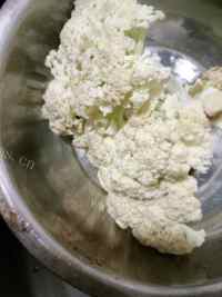 美味的菜花炒肉做法图解1)
