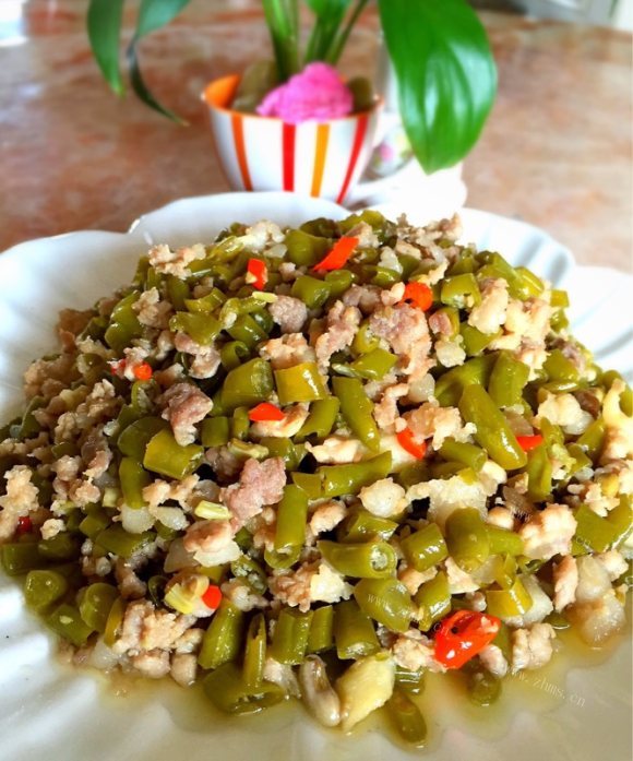 美味的酸豆角炒肉末