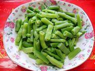 好吃的豆角腊肠焖饭做法图解2)