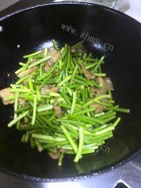 家常菜蒜薹炒肉做法图解10)