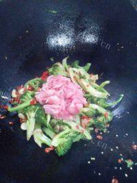 家常菜西兰花炒肉做法图解6)