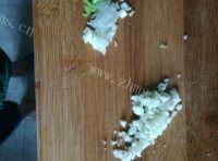 香气浓郁的皮蛋拌豆腐做法图解4)