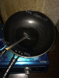 美味的孜然面筋做法图解2)